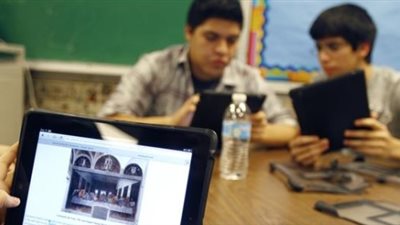 «التعليم» تكشف حقيقة إجبار طلاب الدبلومات على إعادة تسليم التابلت