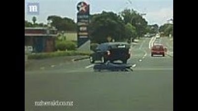 سقوط جثة من سيارة موتى وسط السيارات (فيديو وصور)