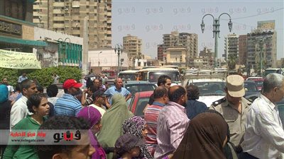 المتضامنون مع ذوى الاحتياجات الخاصة يقطعون الطريق العام أمام محافظة الشرقية