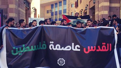 وقفة لطلاب الجامعة الأمريكية ضد قرار ترامب (فيديو)