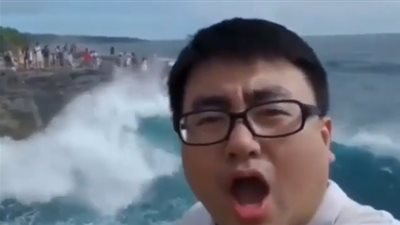 نهاية مروعة لشاب حاول التقاط سيلفي فوق صخور على البحر (فيديو)