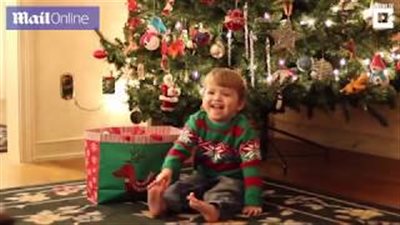 رد فعل طفل حصل على أغرب هدية كريسماس (فيديو وصور)
