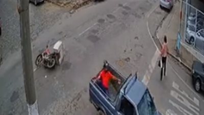 نجاة سائق دليفري من حادث تصادم مروع (فيديو)