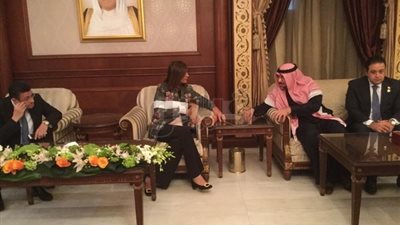 وزيرة الهجرة تلتقي محاميا كويتيا ‏لتوكيله في قضية الشاب المعتدى عليه