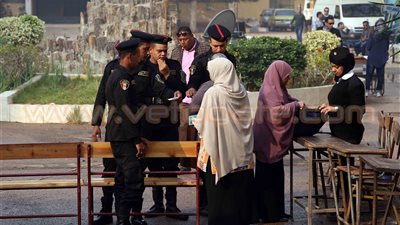 استياء بين الناخبين لرفض قاضي مساعدة الأميين في التصويت بـ«منيا القمح»