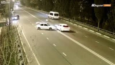 راكب يندفع من نافذة سيارة تعرضت لحادث خطير (فيديو)