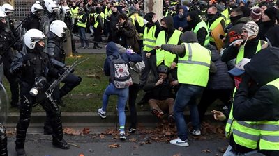 شرطة فرنسا تعتقل عددا من طلاب المدارس بينهم فتاة (فيديو)