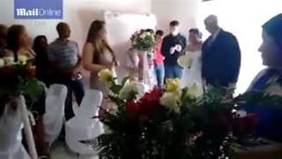 بالفيديو والصور.. شاهد كيف أفسد عازف أجمل لحظات عروس في حفل زفافها