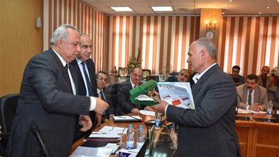 معاقبة 18 موظفا برئاسة مدينة ديرب نجم في الشرقية