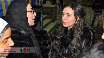 بالصور.. الراقصة دينا ولوسي بدون مكياج في عزاء زيزي البدراوي