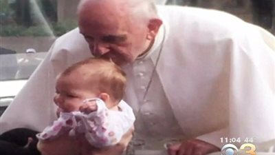 بالصور.. «قبلة» البابا فرانسيس تشفي طفلة من ورم دماغي