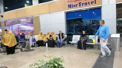 المعتمرون يتوافدون على مطار القاهرة استعدادا للتوجه للسعودية (صور)