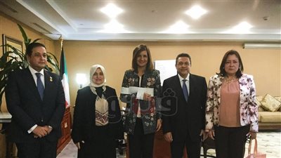 وزيرة كويتية تتفق مع نبيلة مكرم على دعم أسرة المصري المعتدى عليه