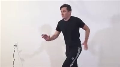 شاب يعرض أطرف طرق السير للأشخاص (فيديو)