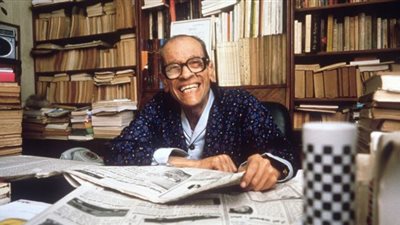 تهنئة صحفية لـ«نجيب محفوظ» في يوم ميلاده