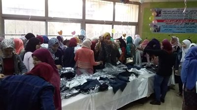 معرض ملابس خيرية بمدينة الطالبات بجامعة القاهرة (صور)