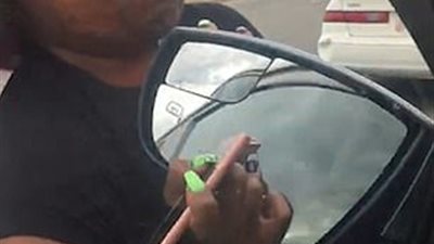امرأة تحطم مرآة سيارة بيديها العاريتين (فيديو وصور)