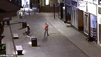 شاب مستهتر يعتدى على مشردين نائمين في الشارع (فيديو وصور)