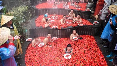 «ملكة الفلفل الحار» تتحدى برودة الطقس في الصين (فيديو وصور)