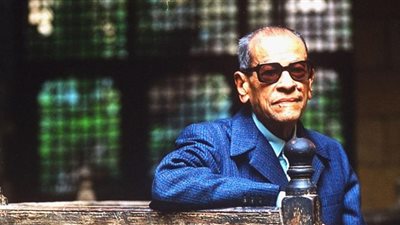 «30 يوم ضلمة».. نجيب محفوظ يقهر «السكر» والحكيم ينصحه بـ«الأسبرين»