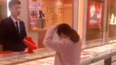 خدعة امرأة توقف قلوب أصحاب متاجر المجوهرات (فيديو)