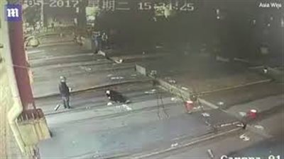 لحظة سقوط لوح حديدي على رأس عامل (فيديو وصور)