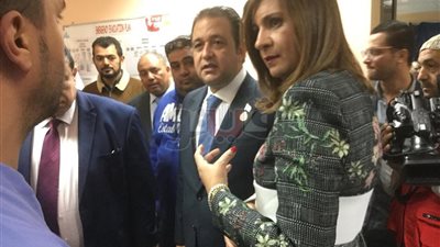 وزيرة الهجرة تزور المواطن المصري المعتدى عليه بالكويت (صور)