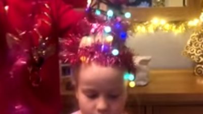 أم تحول شعر طفلتها إلى شجرة كريسماس ( فيديو)