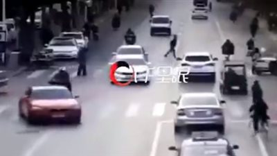 مصرع شخصين وإصابة ٥ آخرين في حادث دهس مروع (فيديو)