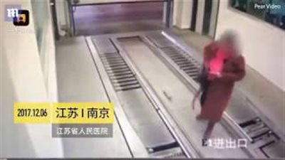 مصير امرأة انشغلت بهاتفها ودخلت جراج سيارات (فيديو وصور)