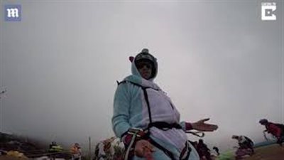 متهوران يدوران بمظلة على ارتفاع شاهق بتركيا (فيديو وصور)