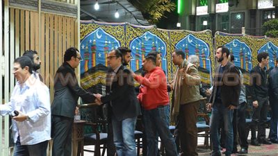 بالصور..«الجخ» و«بوسي» يُقدمان واجب العزاء في شقيق «أصالة»