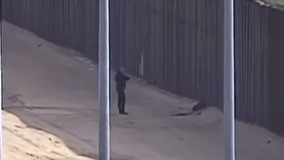 سقوط مروع لمراهقتين حاولا تسلق الجدار الحدودي للمكسيك (فيديو)