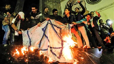 هتافات ضد «ترامب» و« نتنياهو» أعلى سلالم الصحفيين (فيديو)