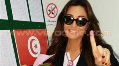 لطيفة تنشر صورة لها أثناء مشاركتها في الانتخابات الرئاسية التونسية