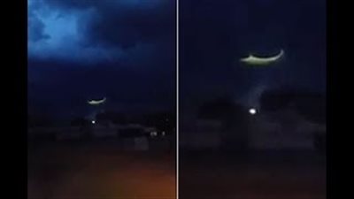 لحظة ظهور ضوء أخضر غريب خلال عاصفة رعدية (فيديو)