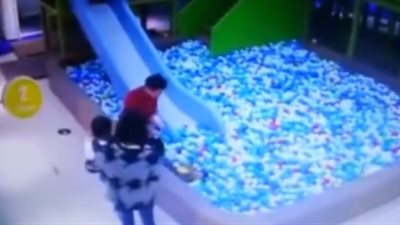 امرأة غاضبة ترمي فتاة صغيرة في حفرة بعد شجار مع ابنها (فيديو)