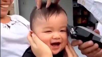 ردة فعل طفل يحلق شعره تشعل «فيس بوك» (فيديو)