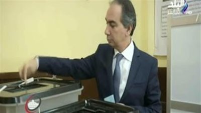 بالفيديو.. محافظ الجيزة يُدلي بصوته في الانتخابات بالقاهرة