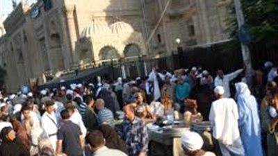 المئات يتوافدون على مولد 