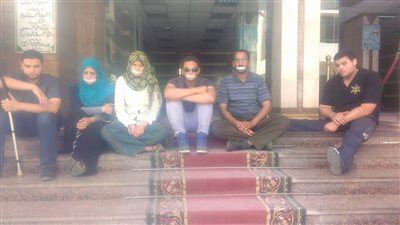 استمرار إضراب معاقي الشرقية أمام مكتب نائب المحافظ
