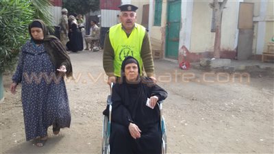 بالصور.. توافد كبار السن على لجان الانتخابات في شبرا الخيمة