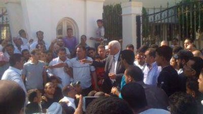 تجمهر أولياء الأمور أمام تعليمية بلبيس بسبب سوء نتيجة الابتدائية