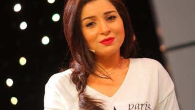 مي عزالدين تغادر مطار القاهرة متجهة إلى لبنان