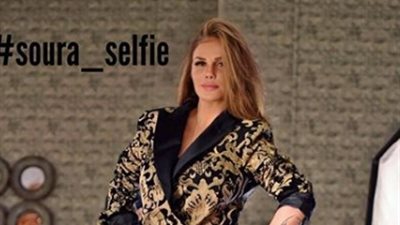 نيكول سابا تتألق بإطلالة مميزة في كواليس «صورة سيلفي»