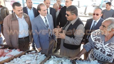 بالصور.. مدير أمن مطروح يتفقد حلقة بيع الأسماك