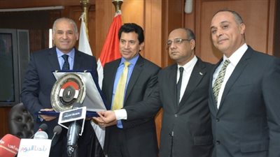 وزير الرياضة يكرم لاعبي مصر الفائزين ببطولات العالم لكرة السرعة (صور)