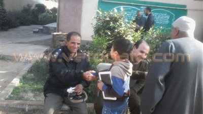 بالصور.. طفل السرطان: نزولي مع والدي في الانتخابات رسالة للأصحاء