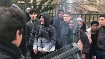 «الثلاثاء الأسود» في فرنسا.. الطلاب ينضمون لـ«السترات الصفراء» ضد ماكرون.. تلاميذ يشعلون النار في القمامة.. احتجاجات واضطرابات في 170 مدرسة.. والشرطة تفرق المتظاهرين بالغاز المسيل 