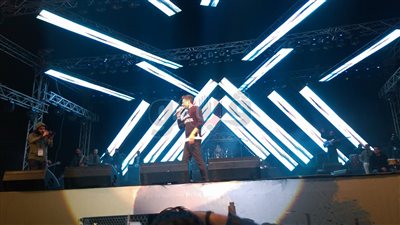 حماقي يستعين بالمشروبات الساخنة في حفل «المهندسين» بسبب نزلة برد